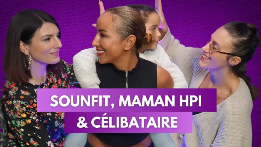 Sounfit entourée de Chloé et Anouck du podcast Féminitéa, avec sa fille sur le dos, sur fond violet et texte "Maman HPI & célibataire