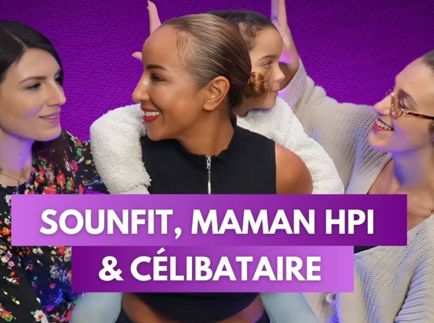 Sounfit entourée de Chloé et Anouck du podcast Féminitéa, avec sa fille sur le dos, sur fond violet et texte "Maman HPI & célibataire