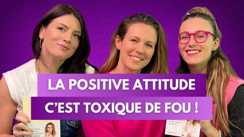 Lorie, Chloé et Ànouck souriantes posent avec un livre sur fond violet, avec le texte : La positive attitude, c’est toxique de fou !
