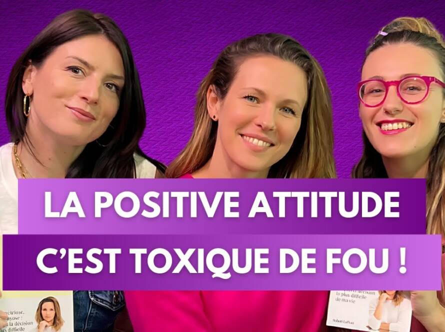 Lorie, Chloé et Ànouck souriantes posent avec un livre sur fond violet, avec le texte : La positive attitude, c’est toxique de fou !