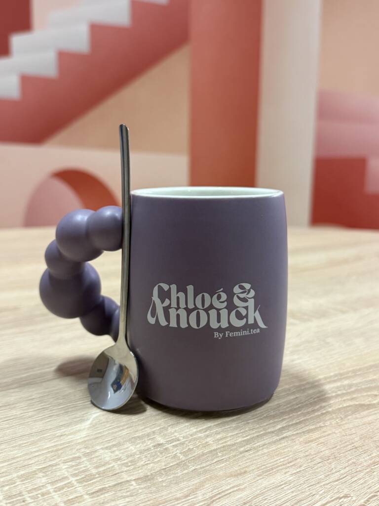 Tasse Chloé & Anouck by Femini.tea avec coffret “Live a Good Life” – idée cadeau bien-être et sororité.