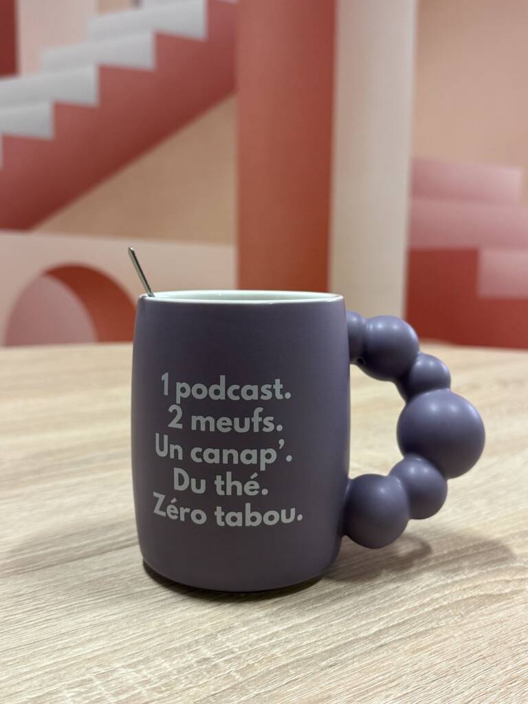 Tasse Femini.tea violette avec texte “1 podcast, 2 meufs, un canap’, du thé. Zéro tabou.” – anse perlée originale.
