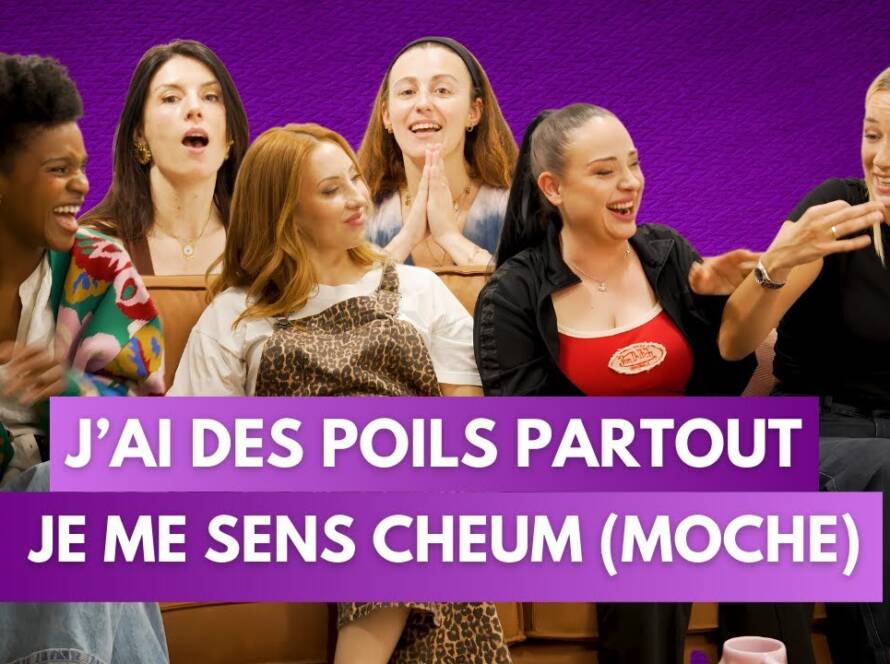 Zoé, Fadily, Eva, Roxine, anouck et Chloé discutent sur un canapé avec le texte : J’ai des poils partout, je me sens cheum (moche)