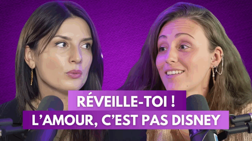 Chloé et Anouck du podcast Féminitéa discutent en face à face, micro en main, avec le texte "Réveille-toi ! L’amour, c’est pas Disney"