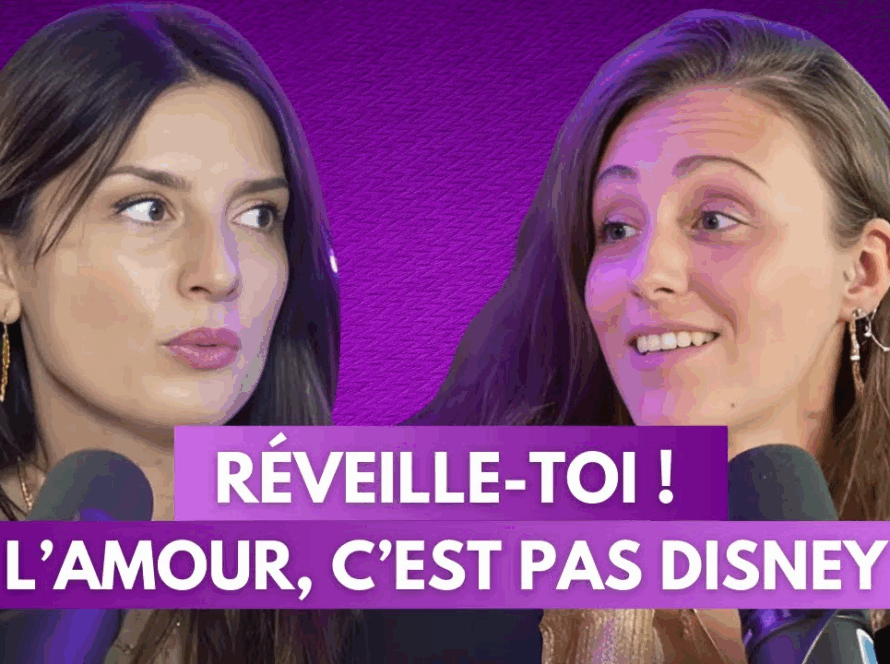 Chloé et Anouck du podcast Féminitéa discutent en face à face, micro en main, avec le texte "Réveille-toi ! L’amour, c’est pas Disney"