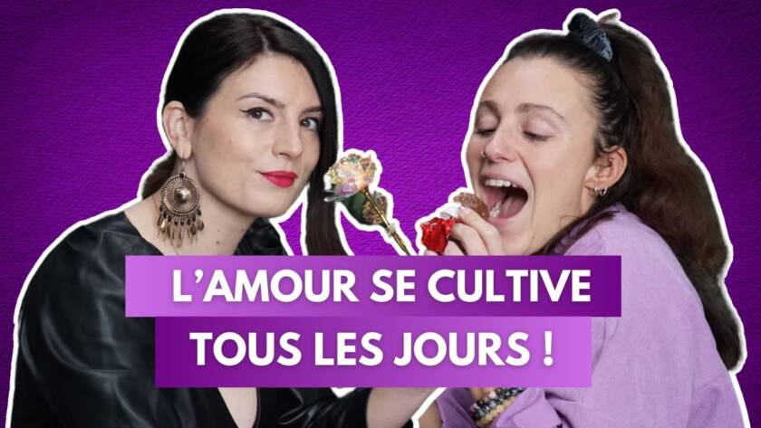 Chloé et Anouck du podcast Féminitéa se taquinent avec des fleurs en sucre, sur fond violet, avec le texte "L’amour se cultive".