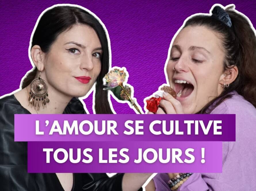 Chloé et Anouck du podcast Féminitéa se taquinent avec des fleurs en sucre, sur fond violet, avec le texte "L’amour se cultive".