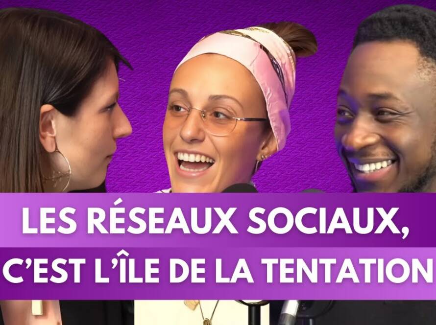 Chloé, Anouck et un invité rient autour d’un micro, avec le texte "Les réseaux sociaux, c’est l’île de la tentation" sur fond violet.