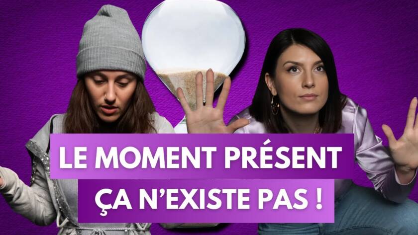 Anouck et Chloé du podcast Féminitéa face à un sablier, avec le texte "Le moment présent, ça n’existe pas" sur fond violet.