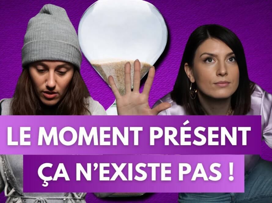 Anouck et Chloé du podcast Féminitéa face à un sablier, avec le texte "Le moment présent, ça n’existe pas" sur fond violet.