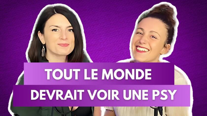 Chloé et Anouck du podcast Féminitéa souriantes, avec le message "Tout le monde devrait voir une psy" sur fond violet.