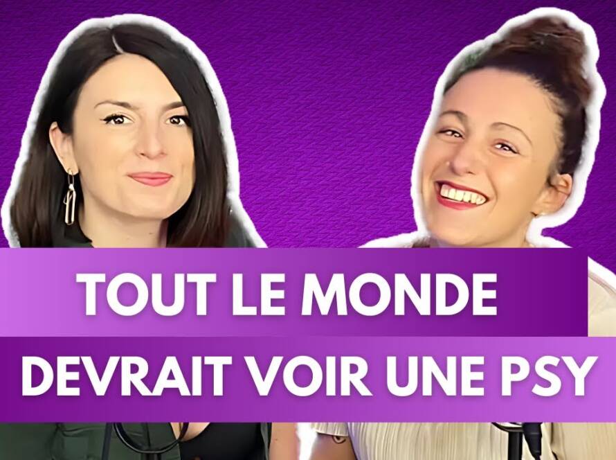 Chloé et Anouck du podcast Féminitéa souriantes, avec le message "Tout le monde devrait voir une psy" sur fond violet.